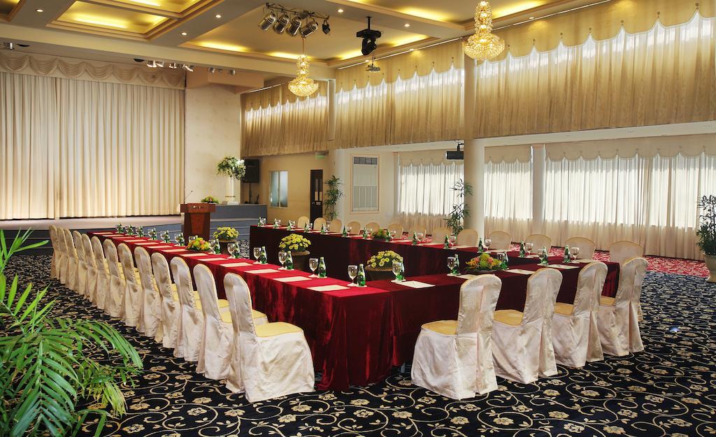 Khách sạn First Hotel - New Wing 4*